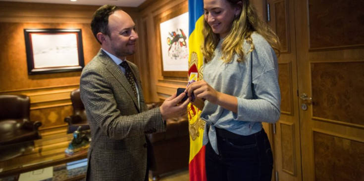 Xavier Espot fa entrega d’un petit obsequi a Vicky Jiménez a l’edifici del Govern després de guanyar l’Open d’Austràlia júnior.