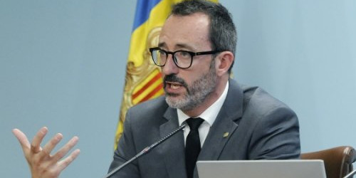 El ministre d’Afers Socials, Víctor Filloy, acompanyat de la cap d’àrea de Serveis Sociosanitaris, Montse Gil.