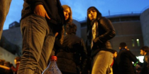 Joves consumint alcohol al carrer.