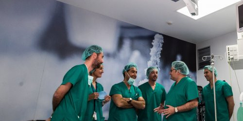 El ministre Jordi Torres, acompanyat de la comitiva, visita el remodelat bloc quirúrgic de l’Hospital Meritxell.