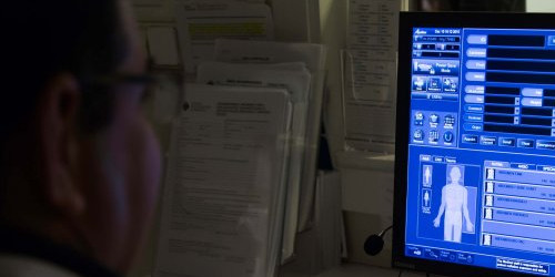 Un doctor consulta la revisió d’un pacient en una prova de TAC, en una imatge d’arxiu.