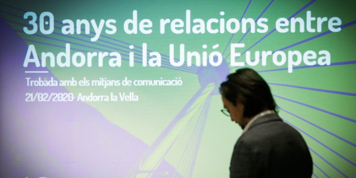 El secretari d’Estat d’Afers Europeus, Landry Riba, durant l’esmorzar informatiu al tomb de l’acord d’Associació amb la Unió Europea.