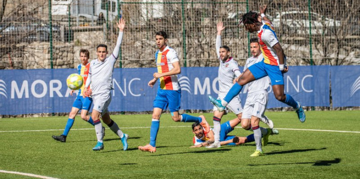 L’FC Andorra tracta d’avançar-se contra l’Atlètic Llevant a través de la pilota aturada a la primera part de l’enfrontament.
