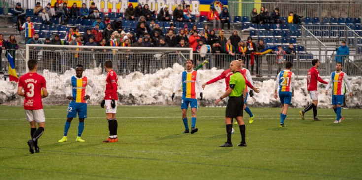 Els jugadors de l’FC Andorra mostren la seva preocupació durant un partit de la segona volta al Prada de Moles contra el Nàstic de Tarragona.