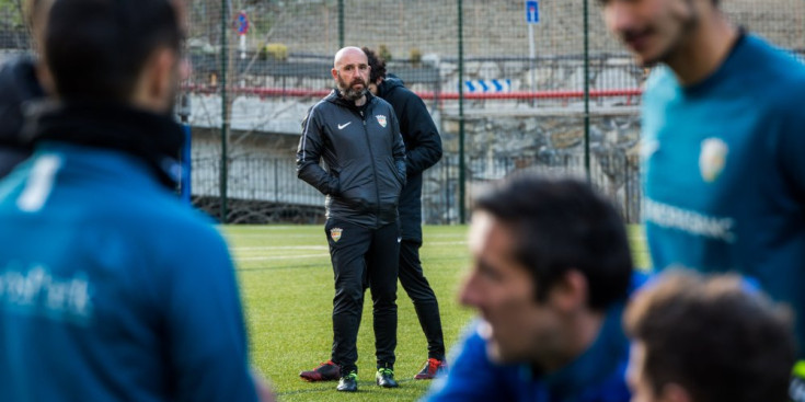 El nou entrenador de l’FC Andorra, Nacho Castro, durant l’entrenament d’ahir a Prada de Moles.