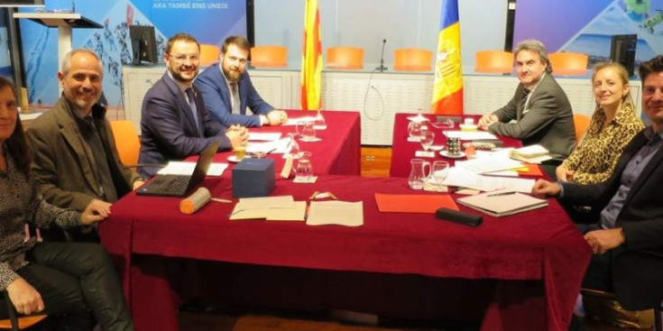 Reunió entre les delegacions de Catalunya i Andorra, encapçalada per Gerard Figueras i Justo Ruiz.
