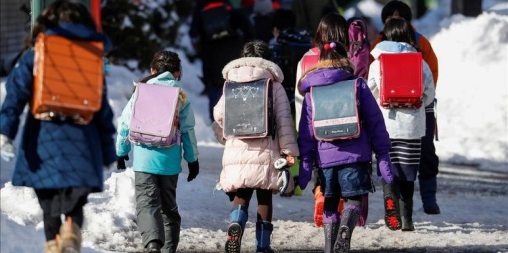 Alumnes de primària del Japó es dirigeixen a l’escola.