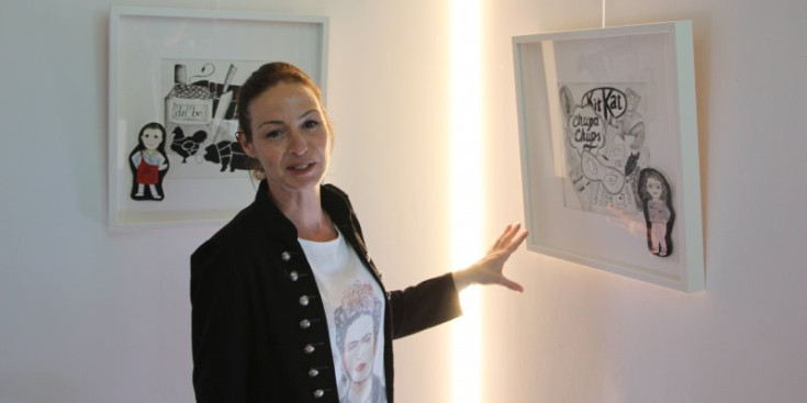 Girasol Blanco, amb dos dels seus dibuixos de l’exposició.