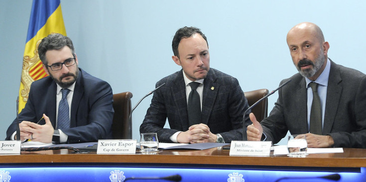 El Cap de Govern, Xavier Espot, acompanyat del ministre portaveu, Eric Jover, i el ministre de Salut, Joan Martínez Benazet.