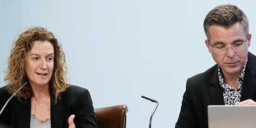 Sílvia Calvó i Marc Pons, durant la presentació de la plataforma, ahir.