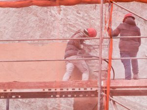 Dos professionals de la construcció executen la seva tasca en un edifici ubicat a Andorra la Vella.