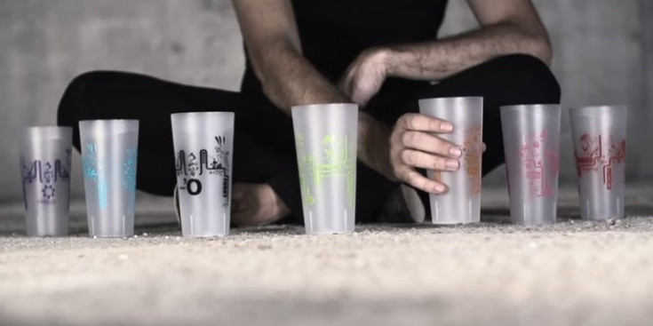 Part del fotograma del vídeo promocional de la campanya ‘Reutilitza’m i porta’m de festa’.