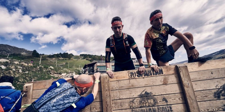 Dos corredors superen un obstacle de l’Spartan Race d’Andorra.