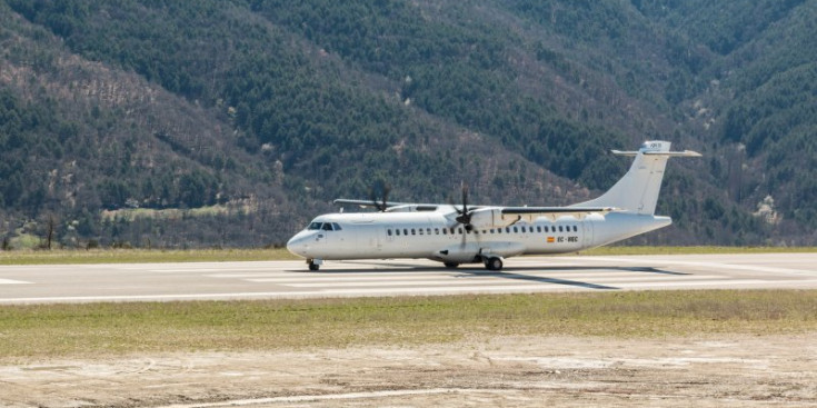 Un avió a l'aeroport Andorra-la Seu d'Urgell.