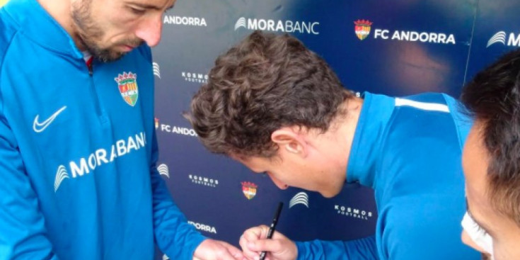 Els jugadors de l'FC Andorra signan el braçalet.