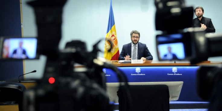 El ministre Portaveu, Eric Jover, i l’intèrpret de signes, David Jiménez, durant la roda de premsa d’ahir.