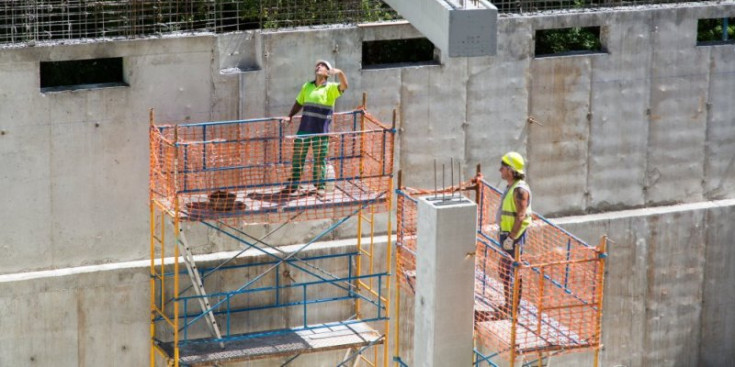 Dos operaris treballen en una obra al país.