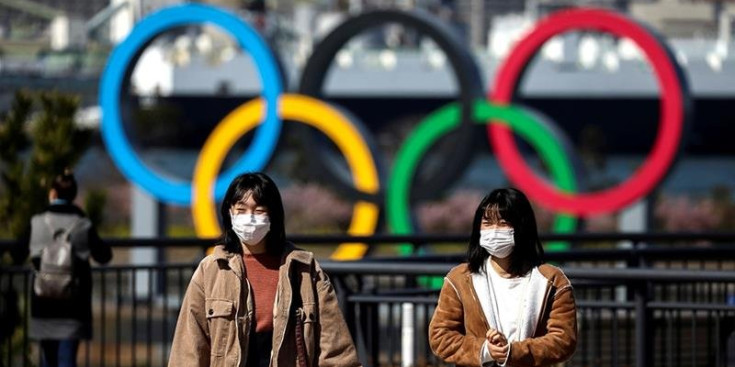 Dues dones japoneses passegen amb mascaretes per Tòquio.