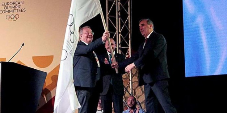 Jaume Martí i Xavier Espot reben el testimoni dels Jocs, a Montenegro.
