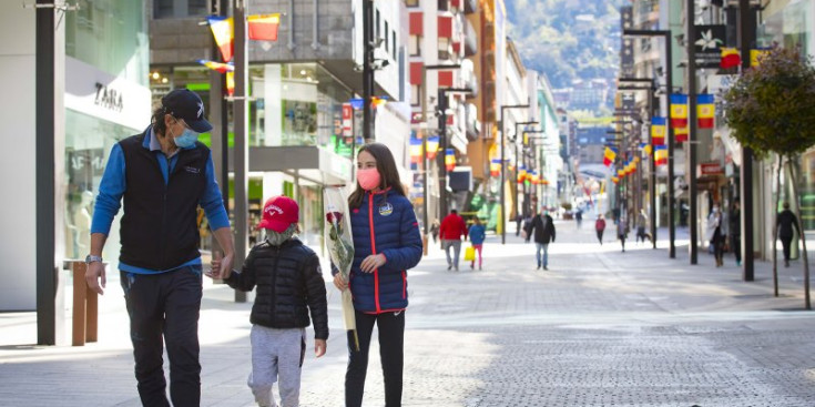 Família passejant per Andorra la Vella durant Sant Jordi.