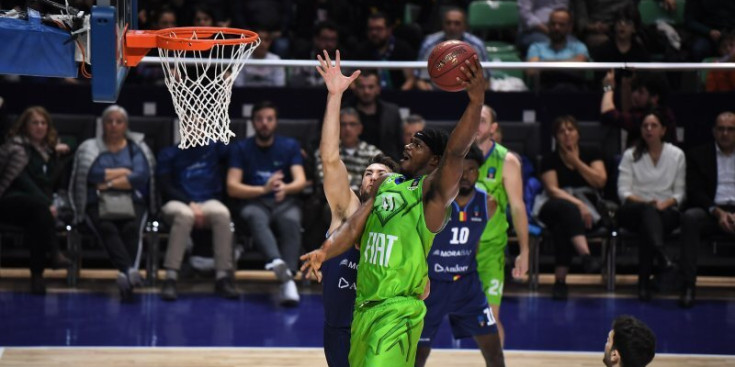 Devin Williams supera la defensa del MoraBanc Andorra a l’EuroCup.