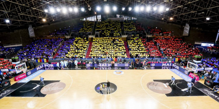 El Poliesportiu d’Andorra amb un mosaic tricolor abans d’acollir un partit.