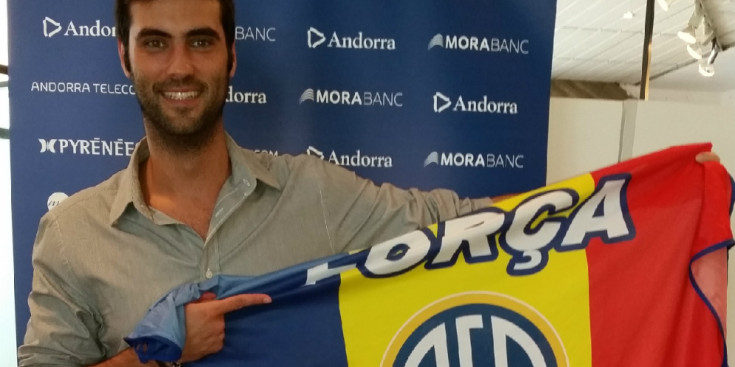 Nunes, ahir amb la bandera del BC MoraBanc Andorra a la seu del club.