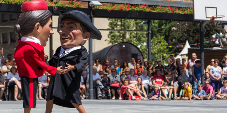Dos gegants ballen a la Plaça del Poble de la capital en una de les activitats de la festa major.