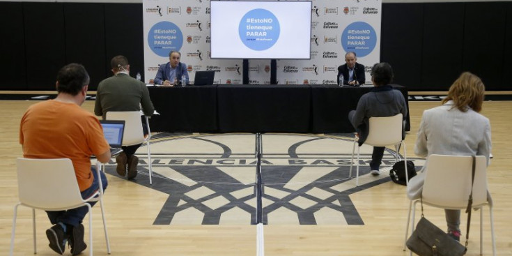El València Basket celebra una roda de premsa amb fortes mesures de seguretat, ahir.