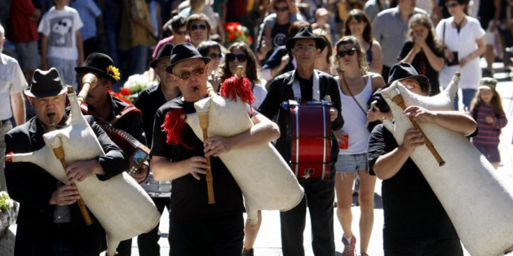 Tres homes toquen el sac de gemecs, en la 13a edició de la trobada.