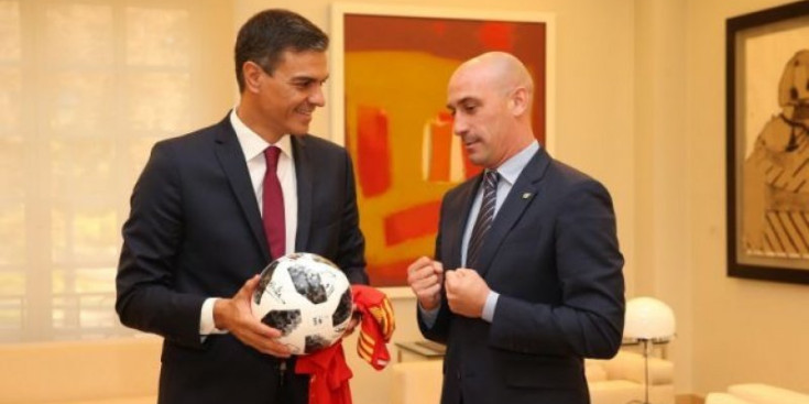 El president de l’Estat espanyol, Pedro Sánchez, i el president de la Reial Federació Espanyola de Futbol, Luis Rubiales, en una reunió.