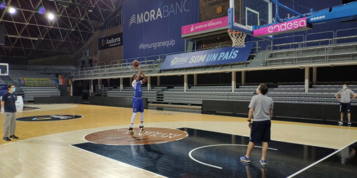 Moussa Diagne s’entrena sota l’atenta mirada dels tècnics.