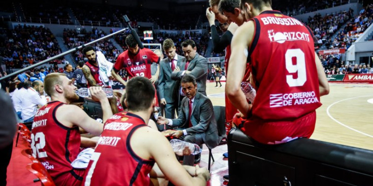 Porfi Fisac amb els jugadors del Saragossa.