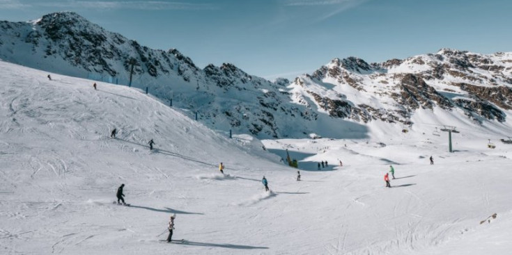 Esquiadors i surfistes de neu descendeixen per una pista a Arcalís.