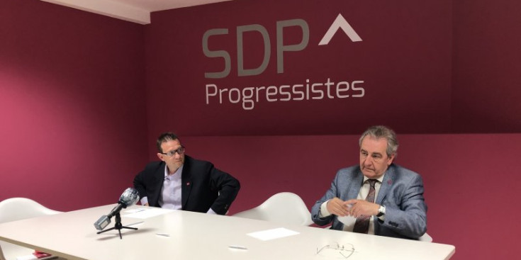 President i secretari de Progressistes, Jaume Bartumeu i Josep Lluís Donsión, durant la roda de premsa d’ahir.