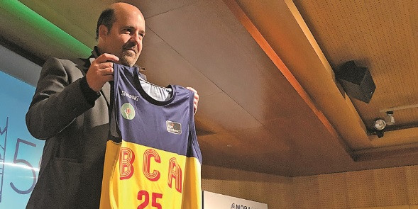 El president, Gorka Aixàs, amb la samarreta commemorativa.