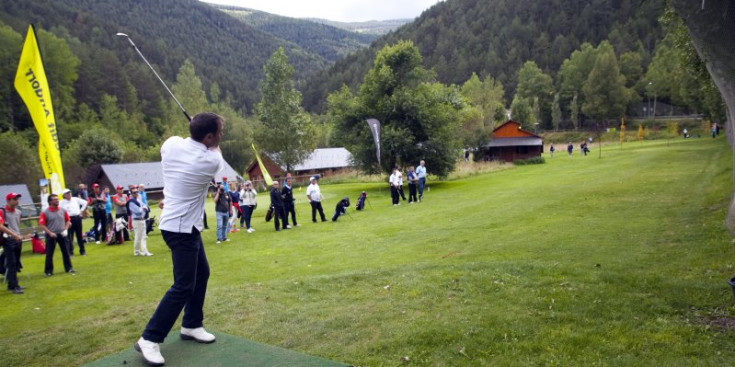 Golfista al camp de mini golf de Xixerella.