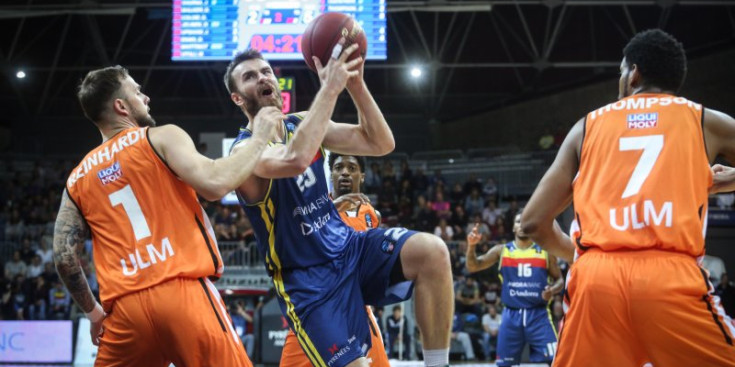 Jelínek, en un partit d’Eurocup davant el Ratiopharm Ulm.