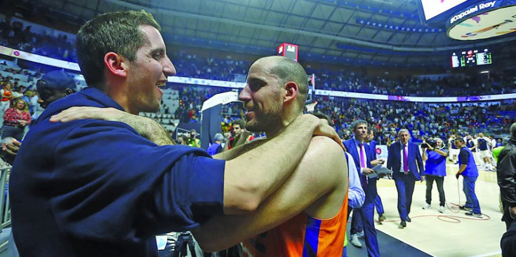 Guillem Colom presenciant un partit del seu germà Quino.