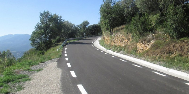 Un tram de la carretera del Coll de Tudela on va bolcar el tot terreny.