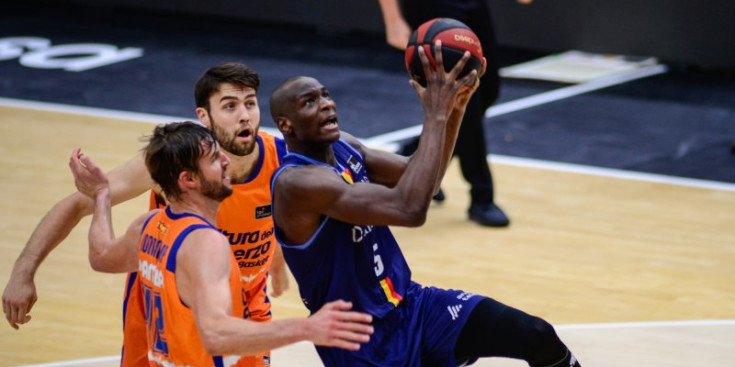 Bandja Sy en el darrer partit contra el València Basket a La Fonteta.
