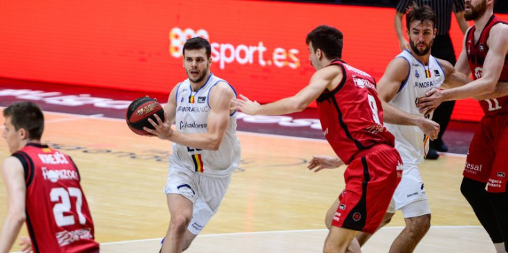 Dejan Todorovic amb la pilota en el partit davant el Saragossa.