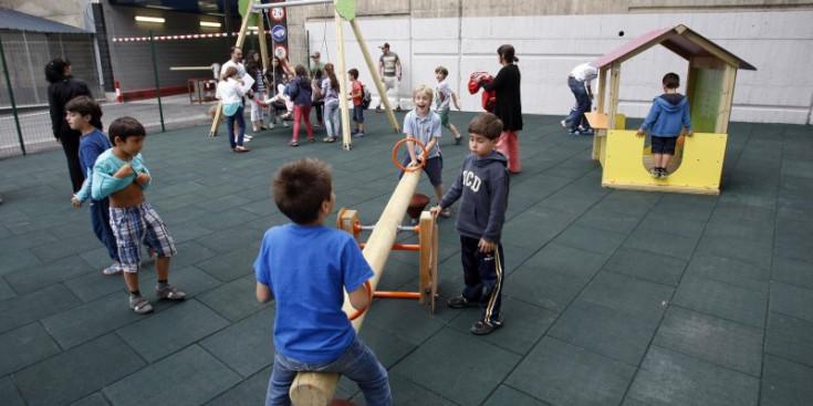 Nens jugant a un parc en una imatge d’arxiu.