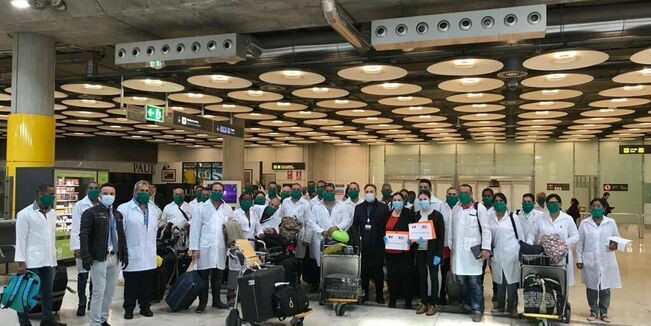 Els sanitaris cubans quan van arribar a l’aeroport d’Andorra.