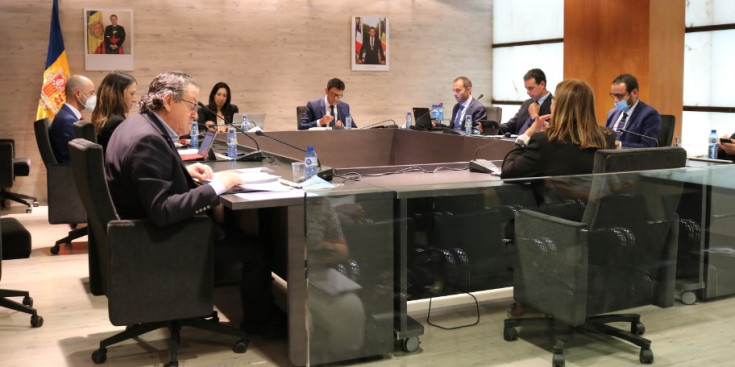 Els integrants del Consell de Comú d’Ordino durant la primera sessió presencial després de la crisi sanitària.