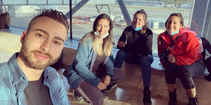 Al mig, l’Alexia i l'Antonella amb altres repatriats a l’aeroport de Madrid Barajas.