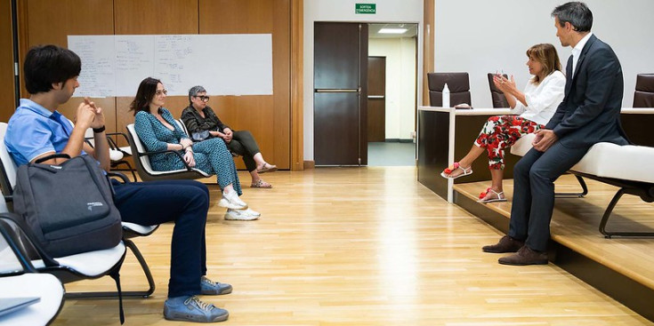 Un moment de la reunió dels cònsols d'Andorra la Vella, Conxita Marsol i David Astrié, amb els comerciants. / COMÚ D'ANDORRA LA VELLA