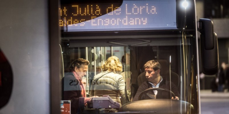 Gent accedint a un bus de la L1, en una imatge d’arxiu.