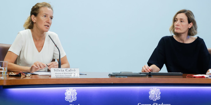 La ministra i la Directora de Medi Ambient durant una roda de premsa.