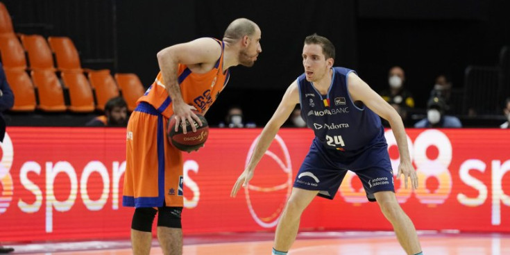 Guille Colom cobrint el seu germà al primer partit de la fase final.